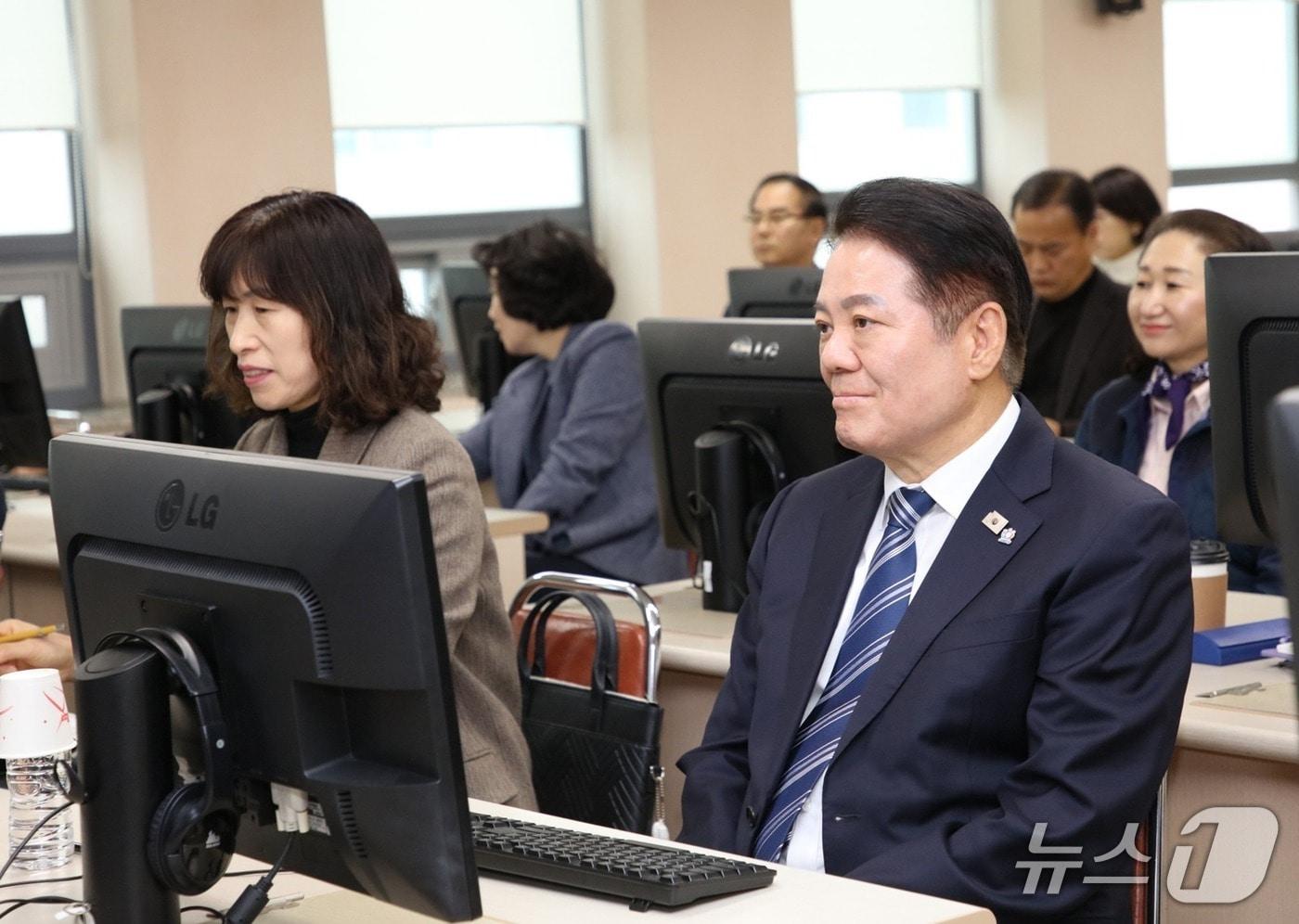 본문 이미지 - 지난 20일 최대호 안양시장(오른쪽)을 비롯한 직원들이 AI 업무비서 활용교육을 받고 있다.(안양시 제공. 재판매 및 DB금지)/뉴스1