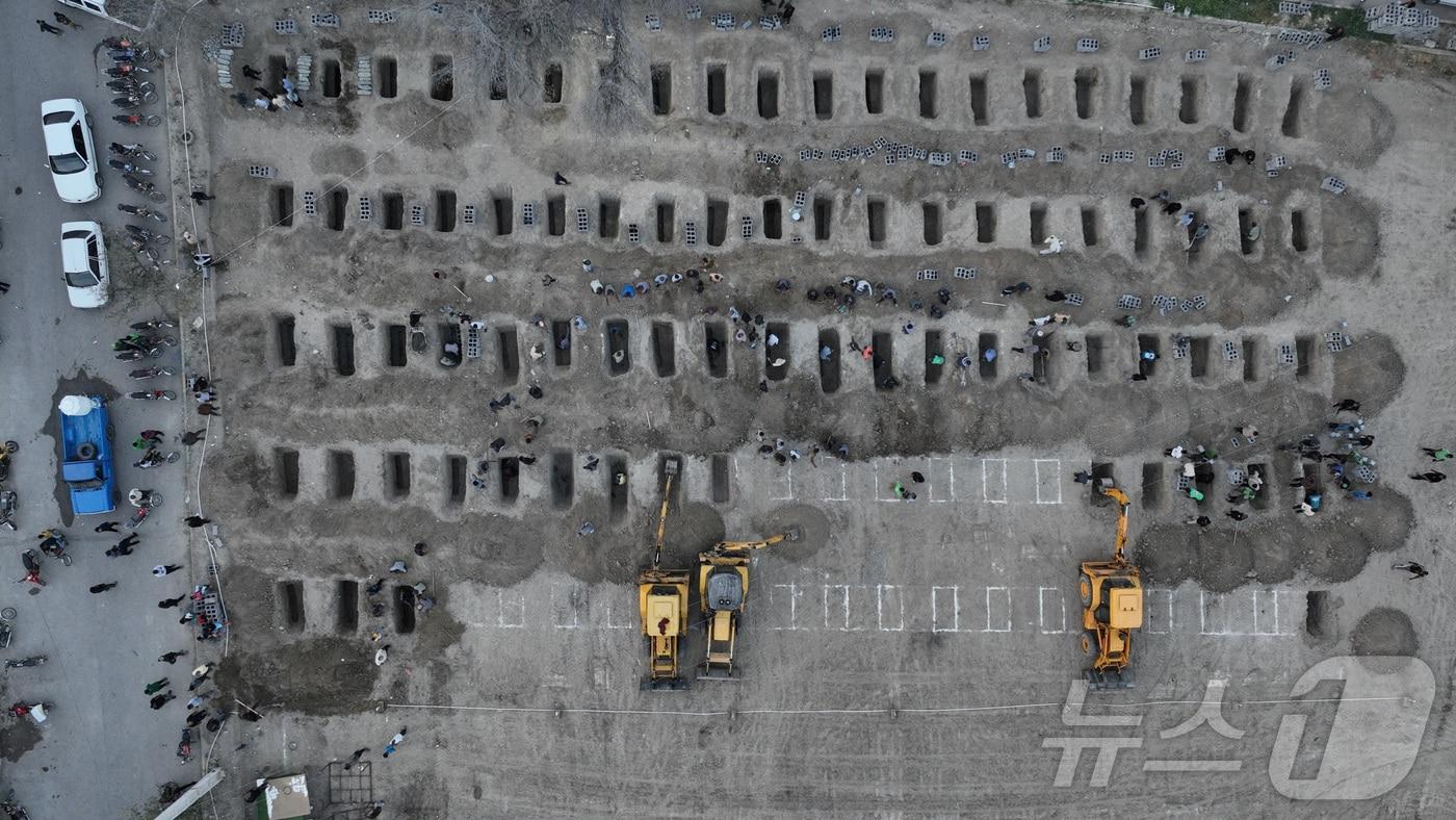 2일(현지시간) 이란 미나브 지역의 한 학교에 공습이 가해진 후 희생자들을 위한 무덤이 마련되고 있다. 영국 가디언은 해당 사진을 두고 AI 도구가 잘못된 출처를 제시하며 허위로 판단했다고 보도했다. 위성사진과 현장 영상 등을 종합한 결과 해당 사진은 진짜로  판명됐다.  2026.03.02/WANA(서아시아 통신사)  ⓒ 로이터=뉴스1