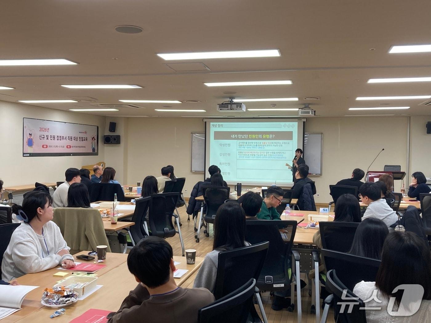 본문 이미지 - 신규 및 민원 접점부서 직원 대상 친절교육.(용산구 제공)