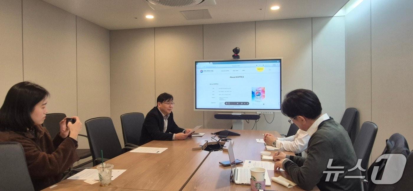 본문 이미지 - 박철웅 조달청 대변인이 23일 코시스 센터에서 외신기자단을 대상으로 코리아나라장터 엑스포 2026에 대해 브리핑하고 있다. (조달청 제공.재판매 및 DB금지)/뉴스1