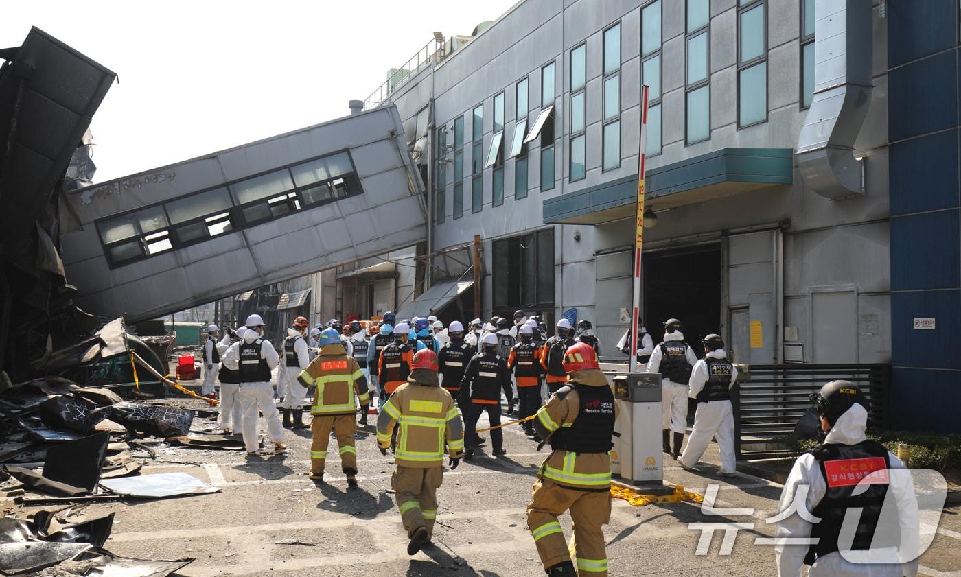 본문 이미지 - 74명의 인명피해가 발생한 대전 안전공업 화재와 관련해 23일 경찰과 소방, 고용노동부와 국립과학수사원 등 관계 기관이 합동 감식을 하고 있다. 2026.3.23 ⓒ 뉴스1 김기태 기자