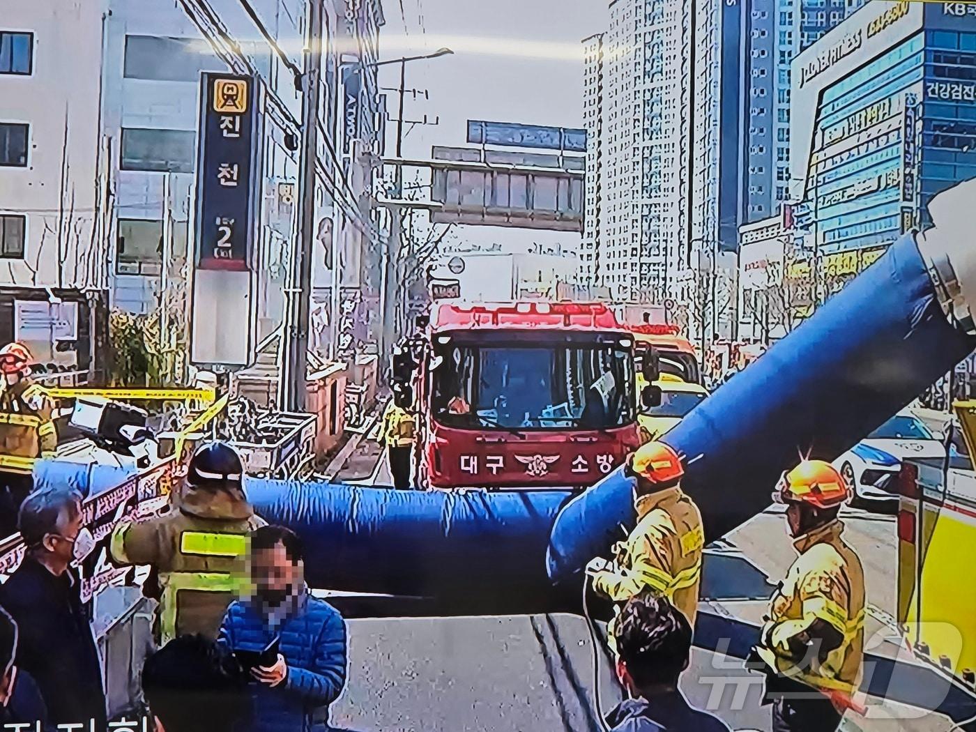 본문 이미지 - 23일 낮 12시 5분쯤 화재가 발생한 대구 달서구 진천동 도시철도 1호선 진천역에서 소방 대원들이 대형 호스로 역사에 가득 찬 연기를 빼내고 있다. (대구소방안전본부 제공. 재판매 및 DB금지) ⓒ 뉴스1 이성덕 기자
