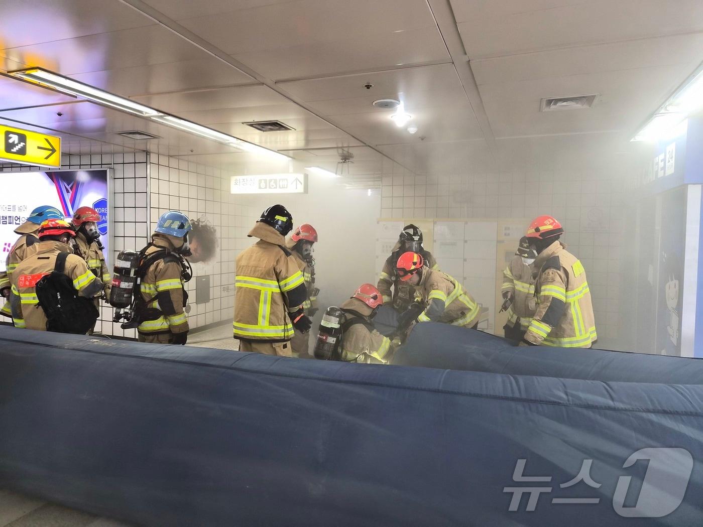 본문 이미지 - 23일 낮 12시 5분쯤 대구 달서구 진천동 도시철도 1호선 진천역에서 냉각탑 절단 작업 중 튄 불꽃으로 화재가 발생해 소방 당국이 1시간 10여분 만에 진화했다.(대구소방안전본부 제공. 재판매 및 DB금지) 2026.3.23 ⓒ 뉴스1 이성덕 기자