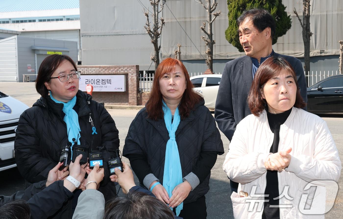 본문 이미지 - 23일 74명의 인명피해가 발생한 대전 안전공업 앞에서 아리셀 피해 유가족들이 취재진 질문에 답하고 있다. 2026.3.23 ⓒ 뉴스1 김기태 기자