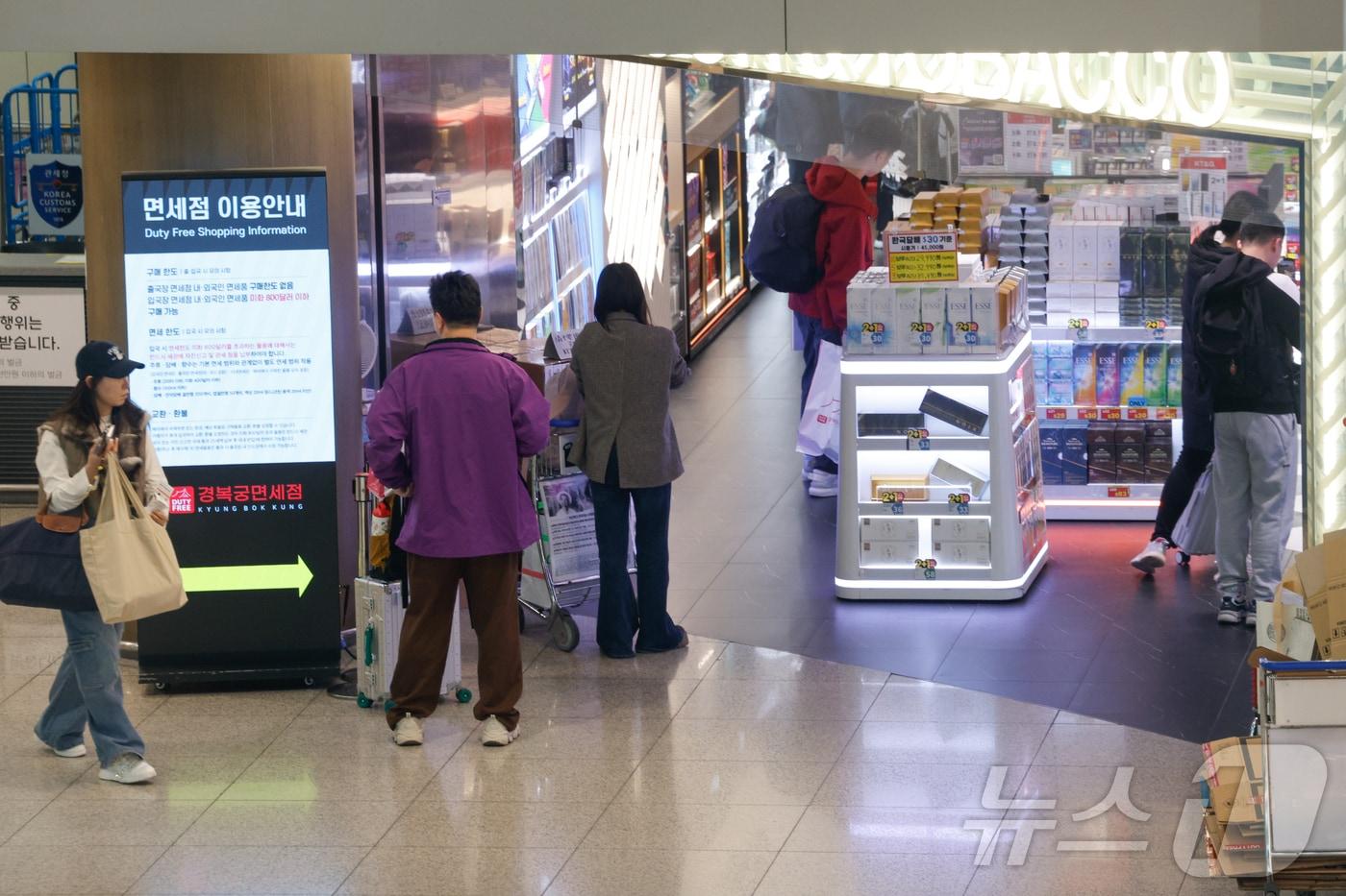 본문 이미지 - 달러·원 환율이 17년 만에 1510원대를 돌파하는 등 고환율 장기화가 지속되고 있는 23일 여행객들이 인천국제공항 1터미널 면세구역을 지나가고 있다. 2026.3.23 ⓒ 뉴스1 안은나 기자