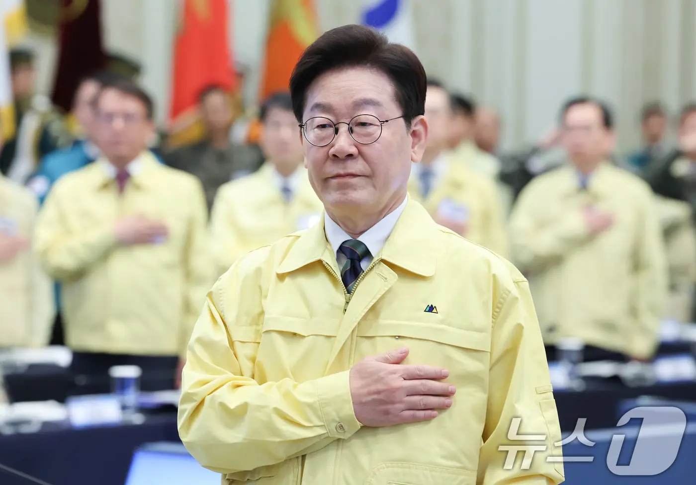 본문 이미지 - 이재명 대통령이 23일 청와대에서 열린 제59차 중앙통합방위회의에서 국민의례를 하고 있다. 2026.3.23 ⓒ 뉴스1 이재명 기자