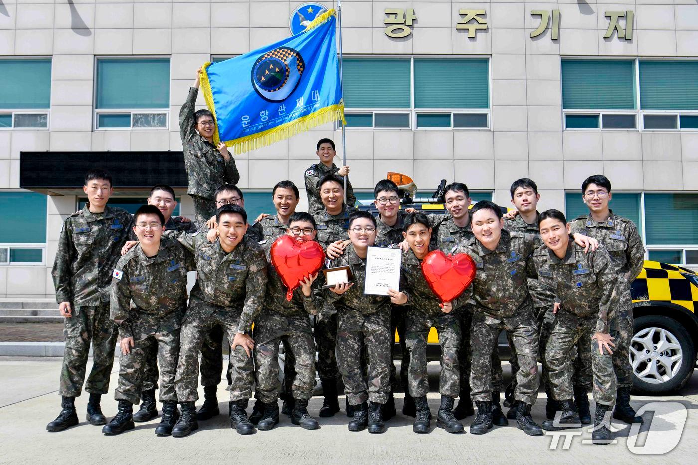 본문 이미지 - 운항관제대 장병들이 송민준 일병(앞줄 가운데)의 조혈모세포 기증을 축하하며 기념 촬영하는 모습. (사진=1전비 제공. 재판매 및 DB 금지) 2026.3.23