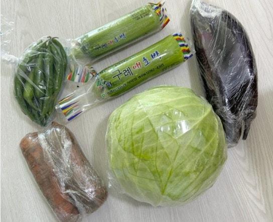 본문 이미지 - 한 업체의 '1000원 채소'를 구매한 소비자는 "한 상품당 1000원이라 괜찮을까 걱정했는데 걱정이 무색할만큼 좋은 상품이 와서 만족했다"는 후기를 남겼다. (홈페이지 갈무리)