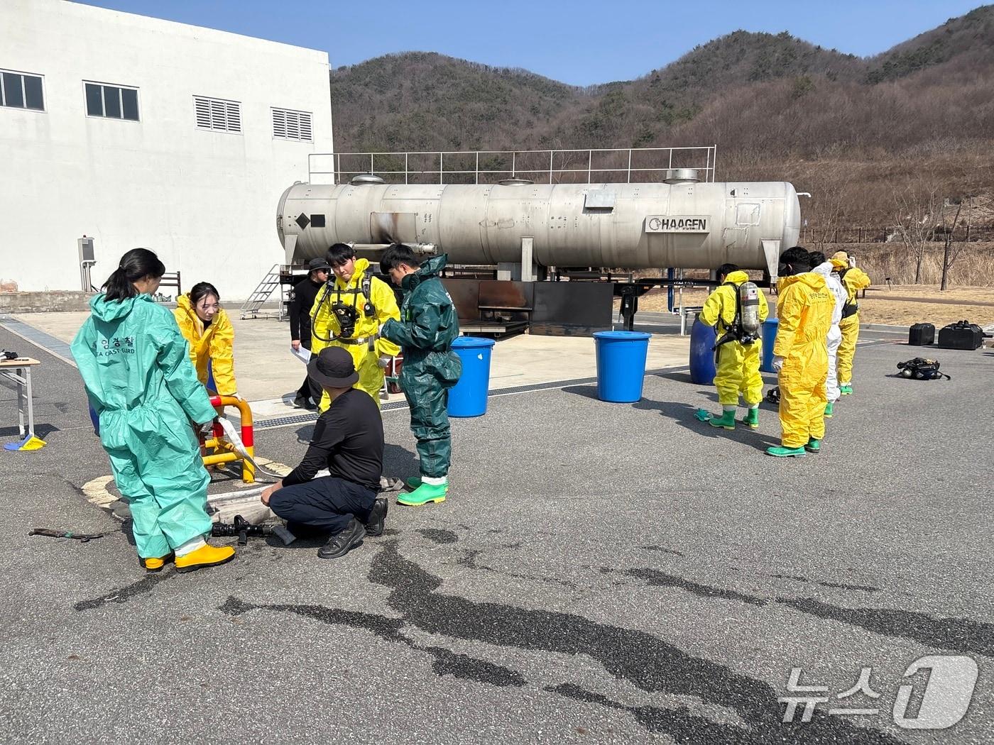 본문 이미지 - 소방청이 실시한 유관기관 합동 교육에서 참석자들이 유해화학물질 누출 상황을 가정한 화학물질 누출통제 실기 실습에 매진하고 있다.(소방청 제공)