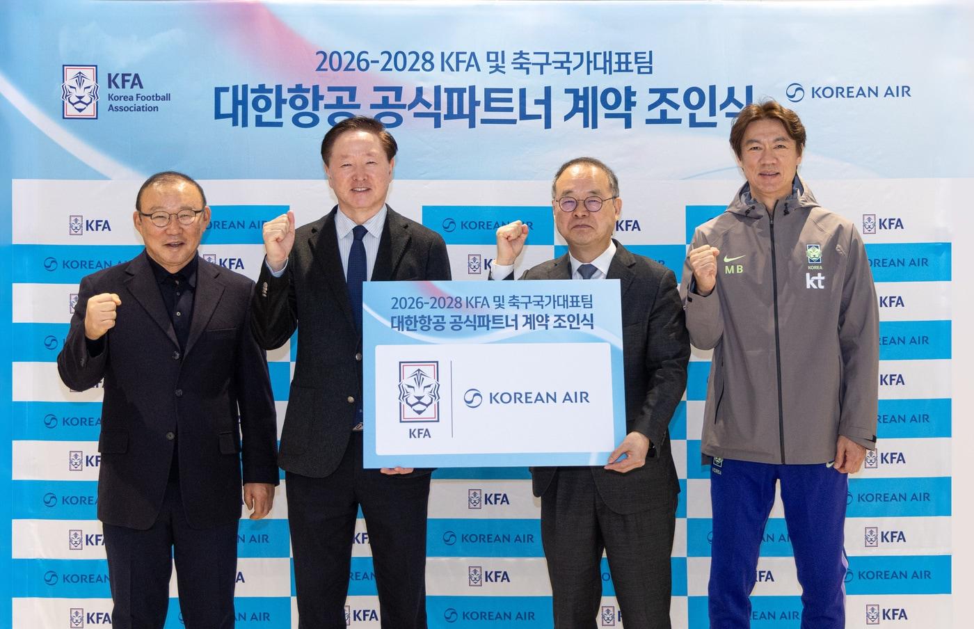 본문 이미지 - 대한항공과 대한축구협회는 23일 인천국제공항 제2여객터미널에서 우리나라 축구 국가대표팀 공식 파트너 계약 조인식을 열었다. 사진은 조인식에 참석한 우기홍 대한항공 부회장(왼쪽에서 두 번째), 이용수 축구협회 상근부회장(왼쪽에서 세 번째), 박항서 축구협회 부회장(왼쪽에서 첫 번째), 홍명보 한국 축구대표팀 감독(왼쪽에서 네 번째)이 기념사진을 촬영하는 모습. (대한항공 제공)