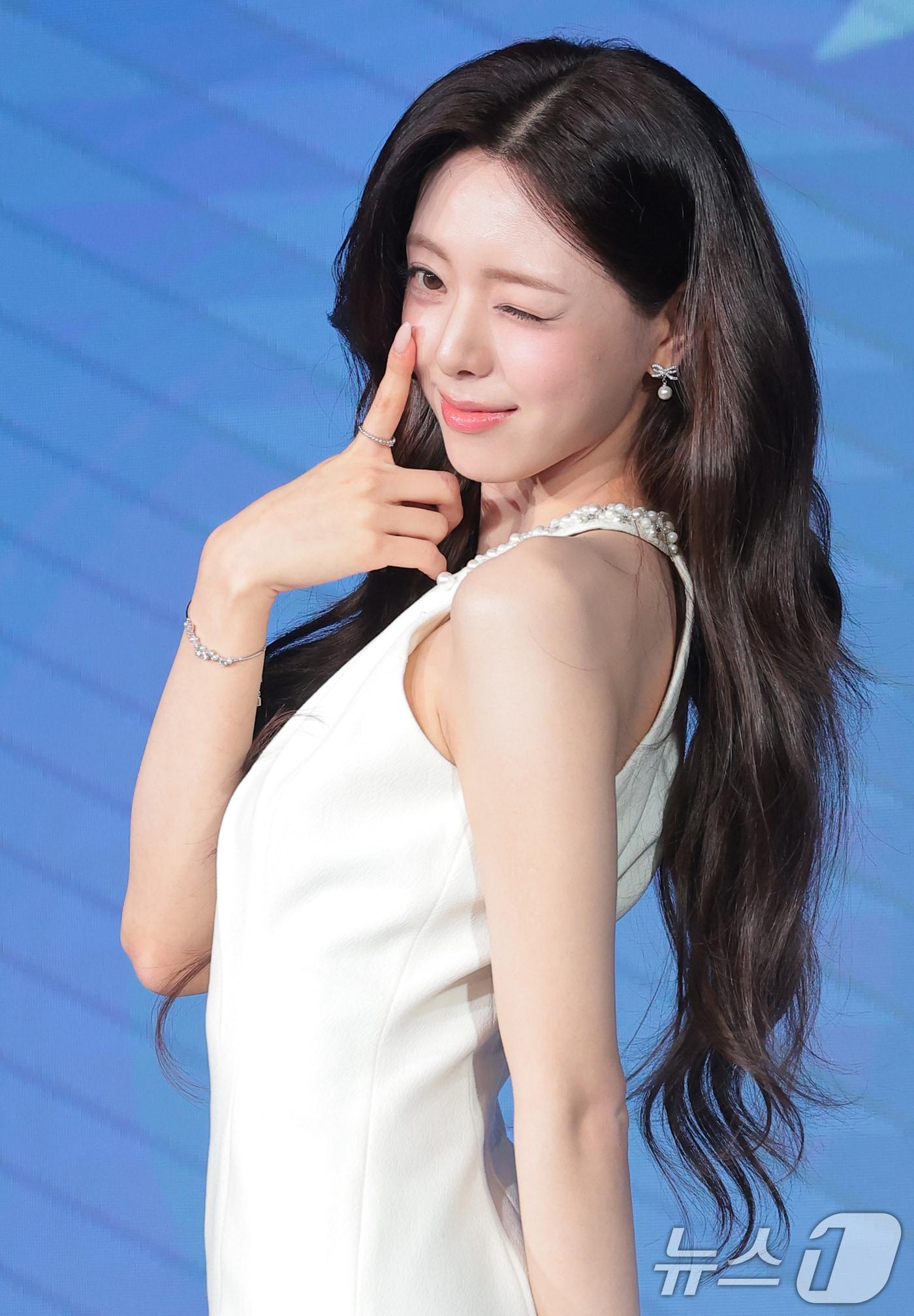 본문 이미지 - 그룹 있지(ITZY) 유나가 23일 오후 서울 광진구 풀만 앰버서더 서울 이스트폴에서 가진 솔로 데뷔 앨범 ‘아이스크림(Ice Cream)’ 발매 기념 기자간담회에서 동명의 타이틀 곡 ‘아이스크림’ 포인트 안무를 선보이고 있다. 2026.3.23 ⓒ 뉴스1 권현진 기자