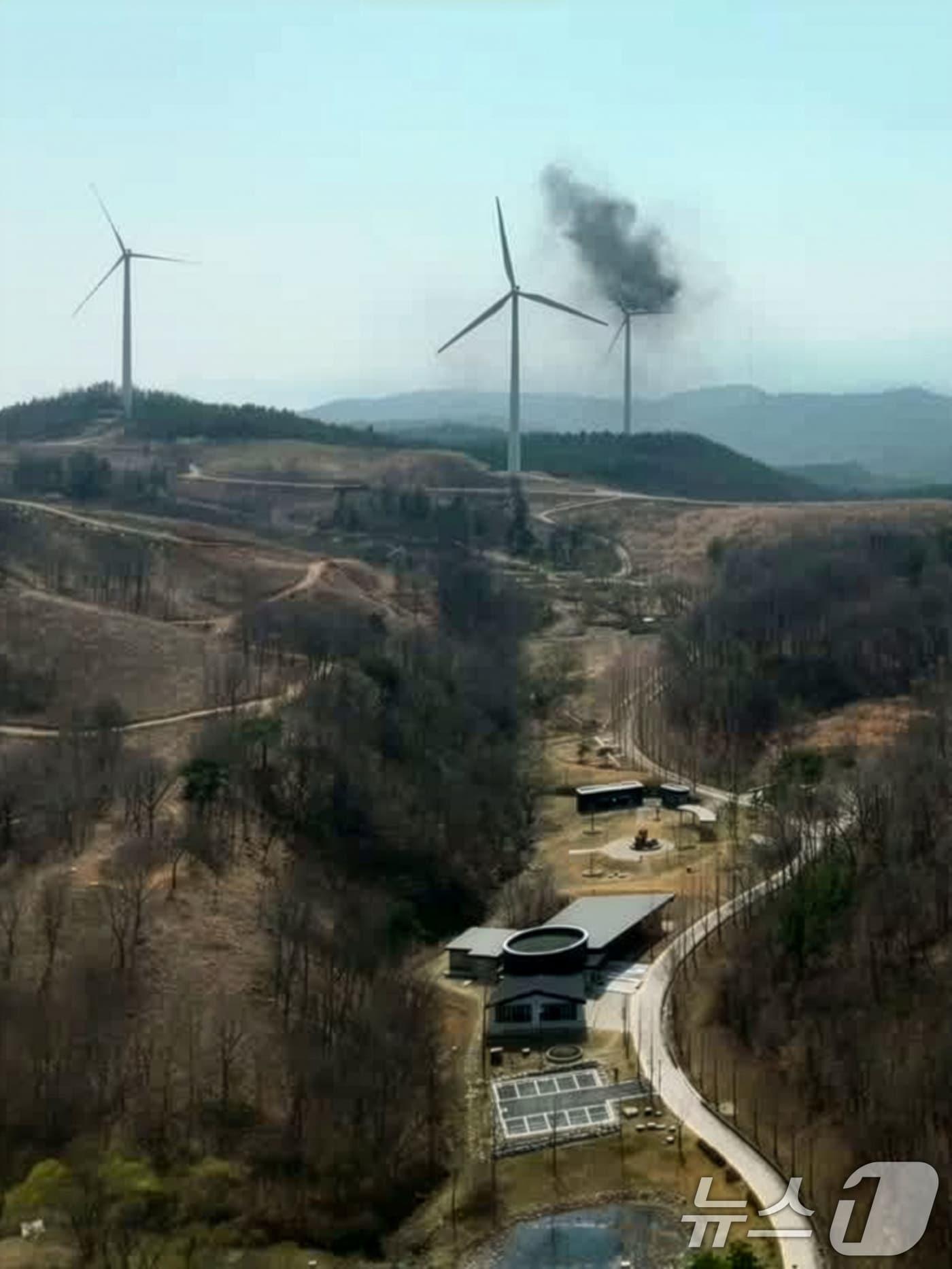 본문 이미지 - 23일 오후 1시11분쯤 경북 영덕군 대부리 풍력발전단지에 있는 발전기에서 불이 나 소방당국과 업체에서 진화작업을 벌이고 있다. 산림청은 불씨가 인근 산으로 번질 것에 대비해 산불전문진화헬기와 산불특수진화대원들을 현장에 배치해 상황에 대비하고 있다.(영덕군제공, 재판매 및 DB금지) 2026.3.23 ⓒ 뉴스1 최창호 기자