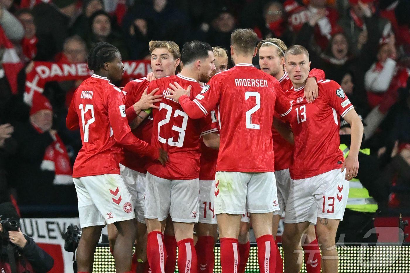 본문 이미지 - 유럽축구연맹(UEFA) 플레이오프(PO)에 참가하는 덴마크.  ⓒ AFP=뉴스1