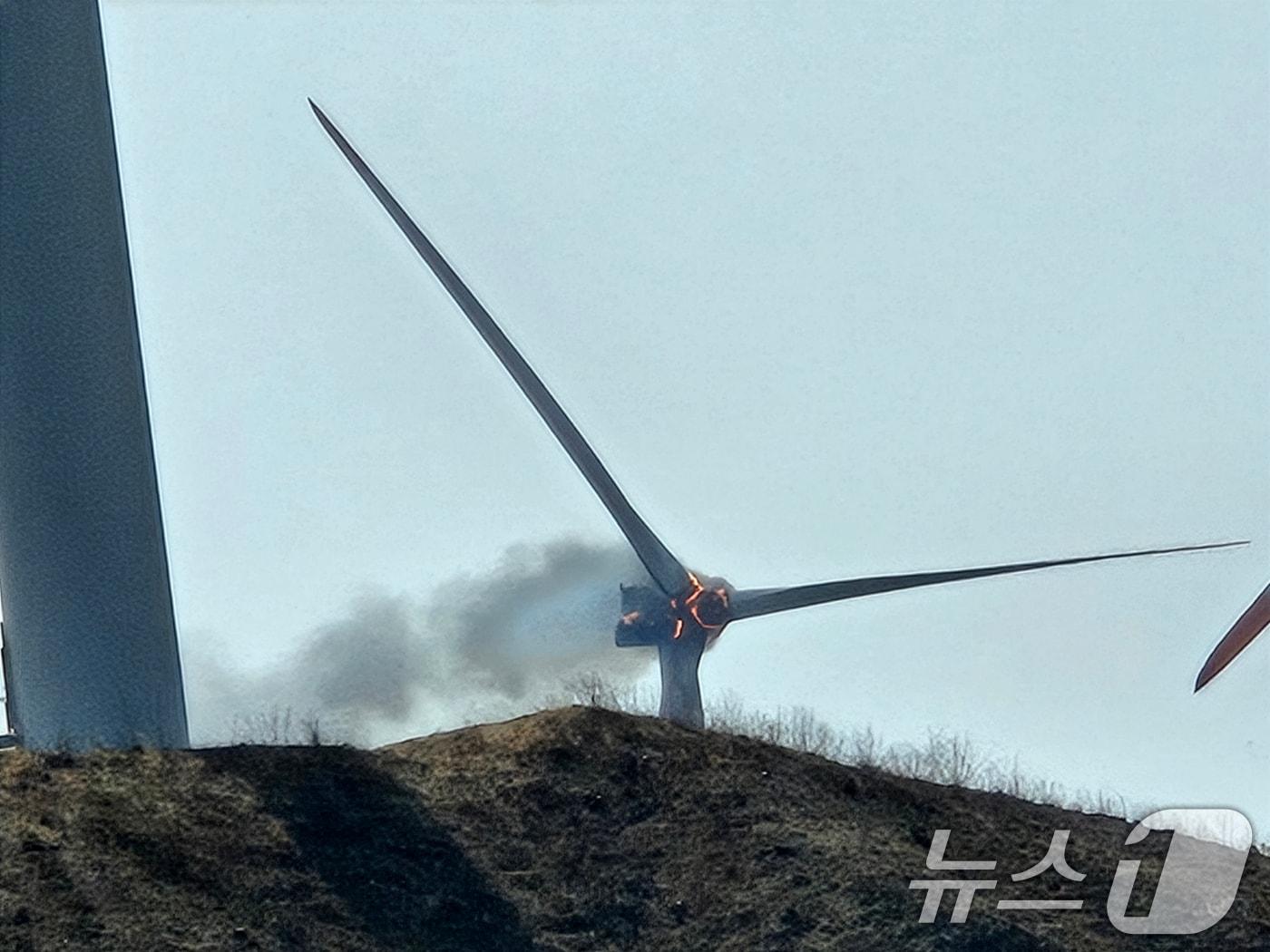 본문 이미지 - 23일 오후 1시11분쯤 경북 영덕군 대부리 풍력발전단지에 있는 발전기에서 불이 나 소방당국과 업체에서 진화작업을 벌이고 있다.(영덕군제공, 재판매 및 DB금지) 2026.3.23 ⓒ 뉴스1 최창호 기자