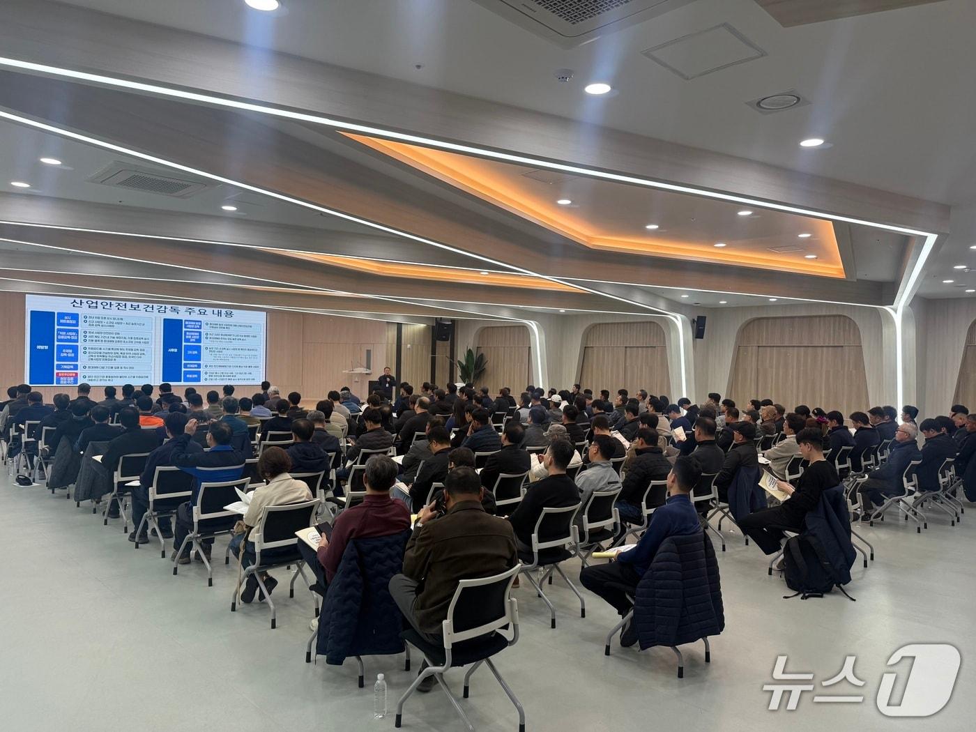 본문 이미지 - '노동안전 종합대책' 교육.(고용노동부 태백지청 제공. 재판매 및 DB금지)/뉴스1