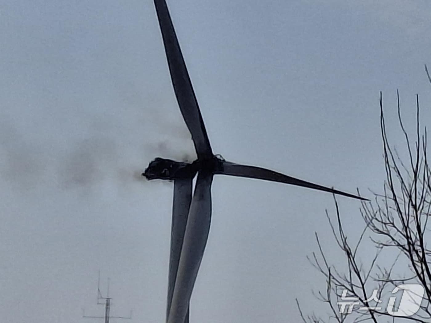 본문 이미지 - 23일 오후 1시 11분쯤 경북 영덕군 영덕읍 창포리 풍력 발전단지 내 발전기에서 불이나 소방 당국이 헬기를 투입해 진화 중이다.(경북소방본부 제공. 재판매 및 DB 금지)2026.3.23/뉴스1