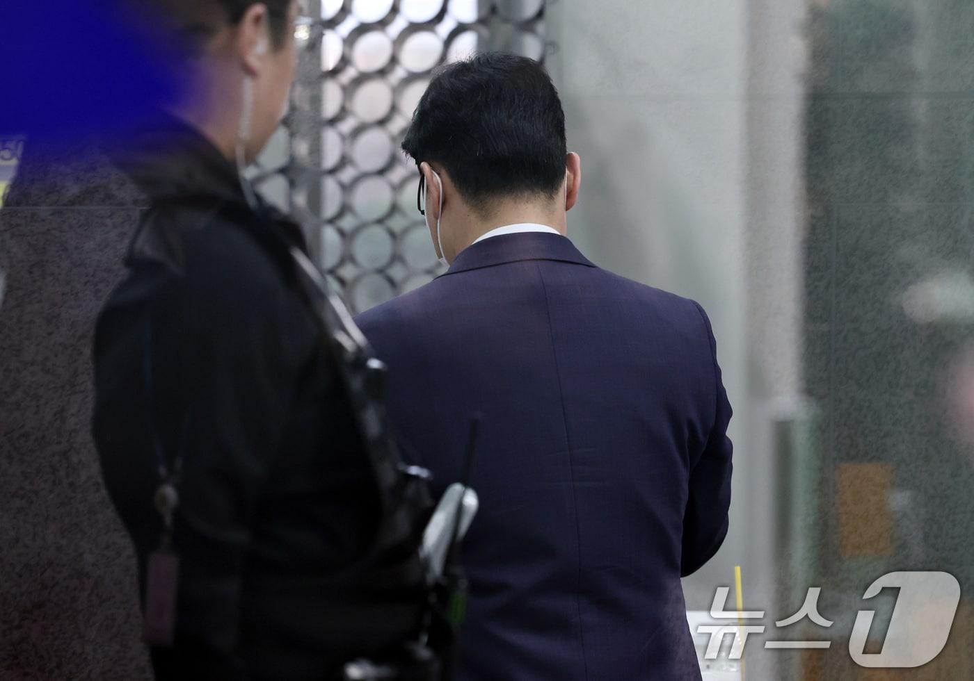 본문 이미지 - 고등학교 선배 변호사가 수임한 사건을 맡아 항소심에서 감형해 준 대가로 뇌물을 수수한 혐의를 받는 김 모 부장판사가 23일 오후 서울 서초구 서울중앙지방법원에서 열리는 구속 전 피의자심문(영장실질심사)에 출석하고 있다. 2026.3.23 ⓒ 뉴스1 구윤성 기자