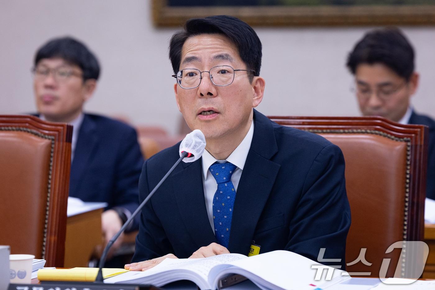 본문 이미지 - 황종우 해양수산부 장관 후보자가 23일 서울 여의도 국회에서 열린 인사청문회에 출석해 의원 질의에 답하고 있다. 2026.3.23 ⓒ 뉴스1 유승관 기자