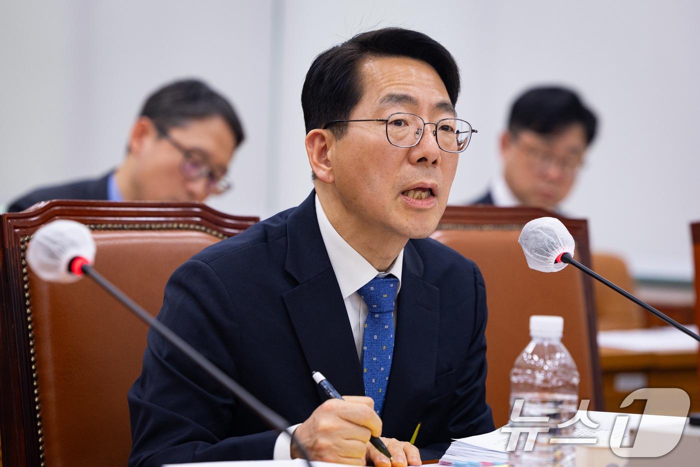 본문 이미지 - 황종우 해양수산부 장관 후보자가 23일 서울 여의도 국회에서 열린 인사청문회에 출석해 의원 질의에 답하고 있다. 2026.3.23 ⓒ 뉴스1 유승관 기자