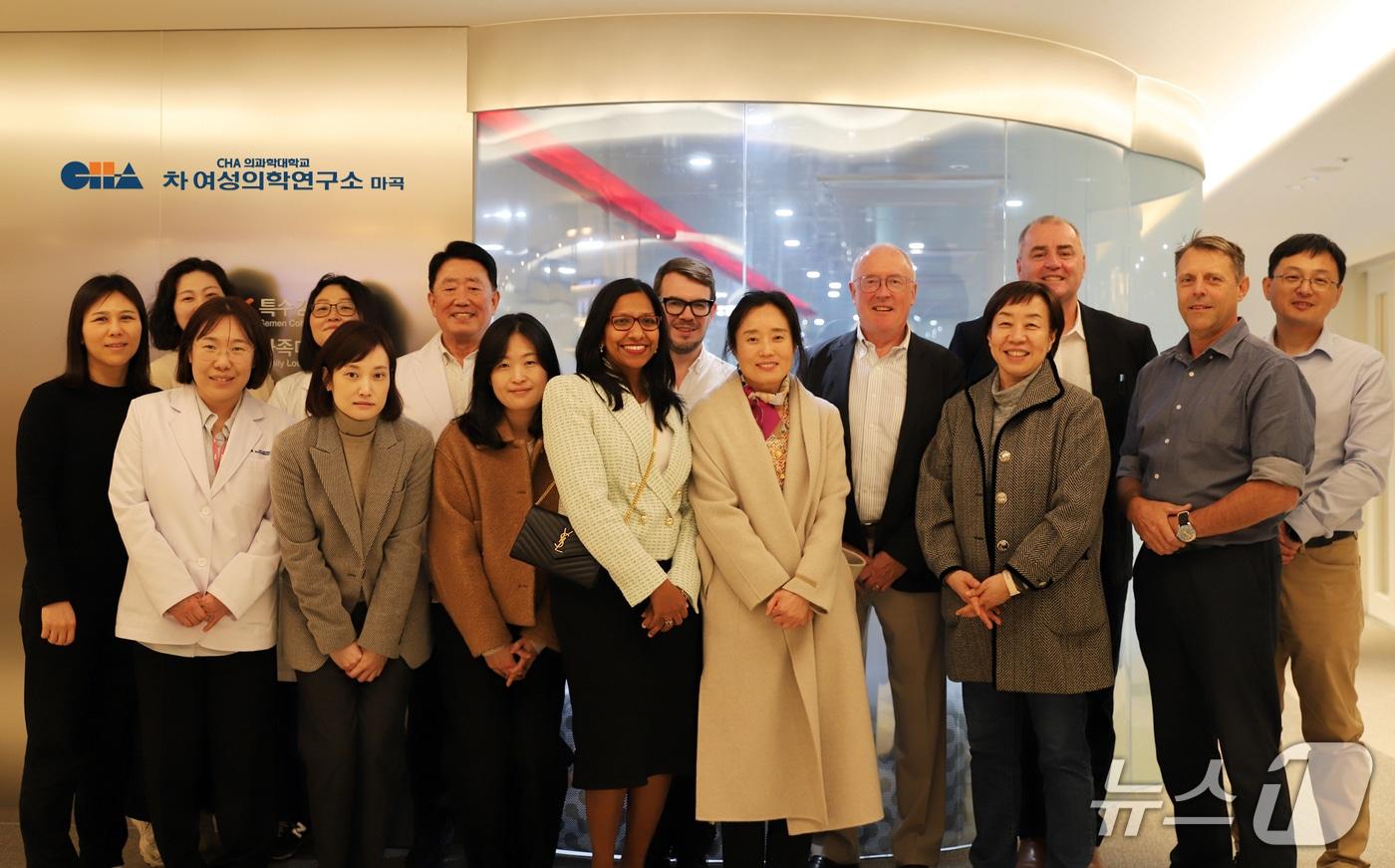 본문 이미지 - 'CAPA-IVM 글로벌 워크숍' 참석자들이 차 여성의학연구소 마곡에서 단체사진을 찍고 있다.(차 여성의학연구소 제공)