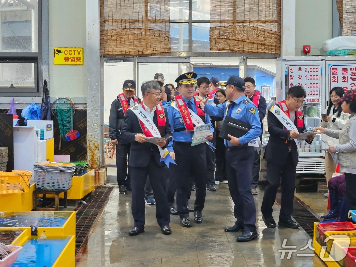 본문 이미지 - 구명조끼 착용 홍보하는 속초해경 자료사진.(속초해경 제공, 재판매 및 DB 금지)