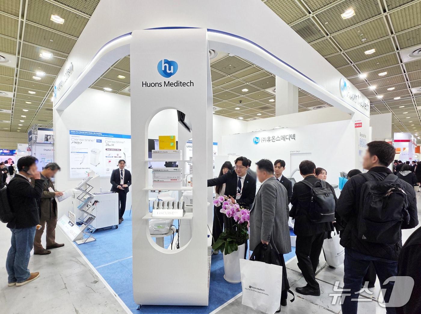 본문 이미지 - KIMES 2026에 설치된 휴온스메디텍 부스.(휴온스메디텍 제공)