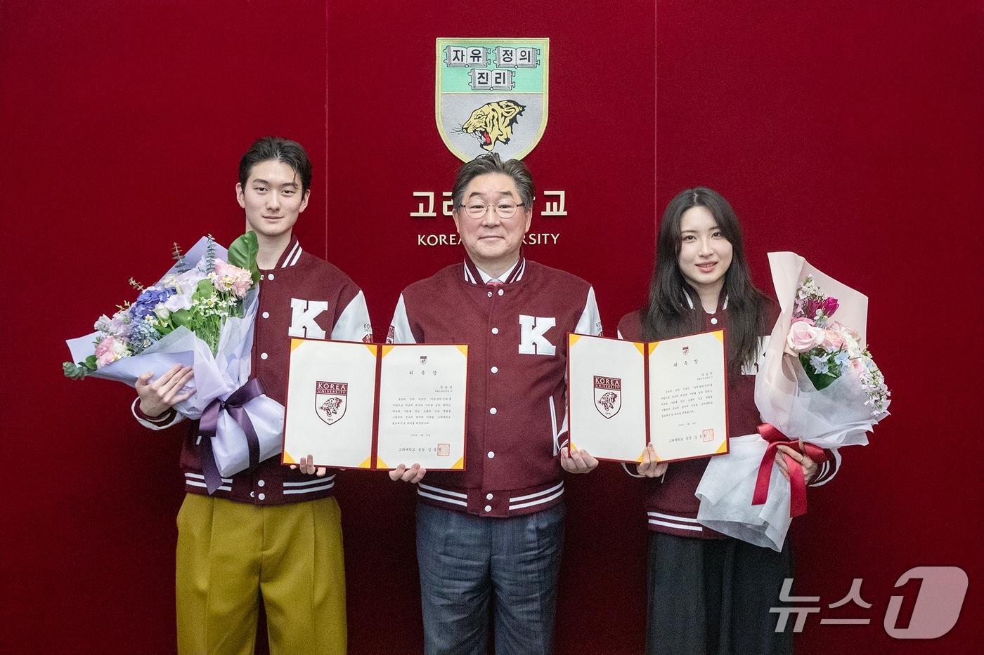본문 이미지 - 고려대학교는 대한민국 쇼트트랙 국가대표 국제스포츠학부 김길리(23학번,오른쪽), 신동민(24학번,왼쪽) 선수를 홍보대사로 위촉했다.(고려대 제공)