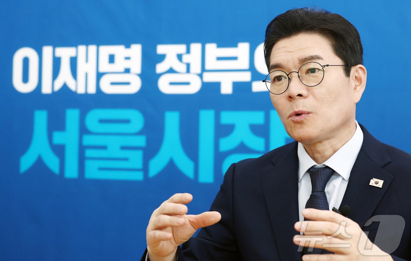 본문 이미지 - 정원오 더불어민주당 서울시장 예비후보가 23일 서울 중구에 마련된 선거사무실에서 뉴스1과 인터뷰를 하고 있다. 2026.3.23 ⓒ 뉴스1 김민지 기자