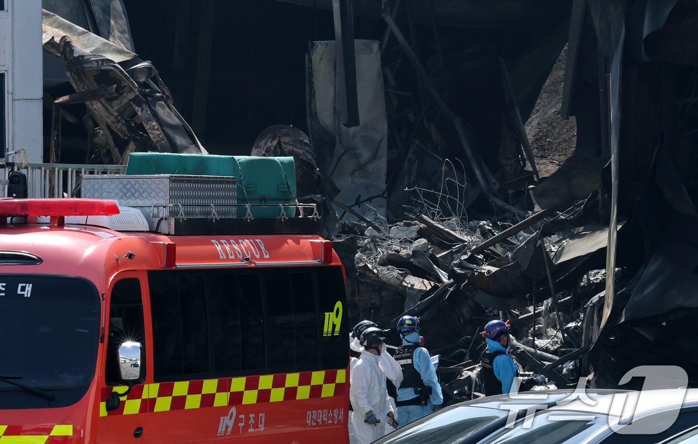 본문 이미지 - 74명의 인명피해가 발생한 대전 안전공업 화재와 관련해 23일 경찰과 소방, 고용노동부와 국립과학수사원 등 관계 기관이 합동 감식을 하고 있다. 2026.3.23 ⓒ 뉴스1 김기태 기자