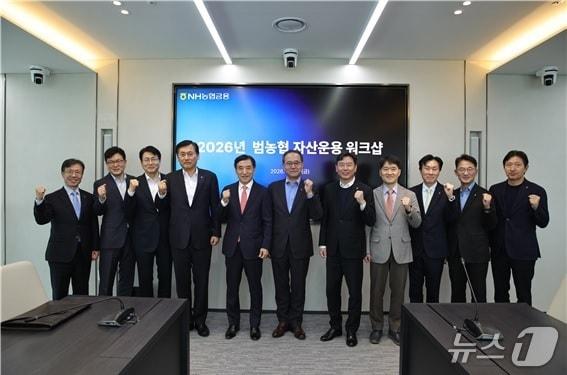 본문 이미지 - NH농협금융은 지난 20일, 서울 중구 NH농협타워에서 범농협 자산운용 경쟁력 강화를 위한‘범농협 자산운용 워크샵’을 개최했다. NH농협금융지주 이찬우 농협금융지주 회장(왼쪽에서 여섯 번째), 이주열 前 한국은행 총재(왼쪽에서 다섯 번째) 및 참석자들이 기념촬영을 하고 있다. 2026.03.20 / 사진제공=NH농협금융