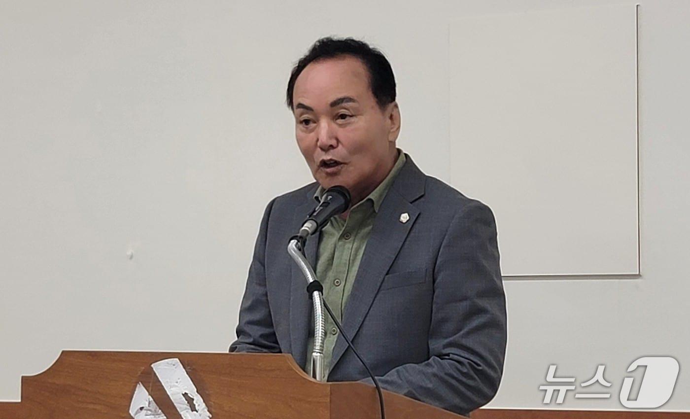 본문 이미지 - 김현기 청주시의장이 23일 청주시청에서 기자회견을 열고 불출마 선언을 하고 있다.2026.3.23./뉴스1 임양규 기자