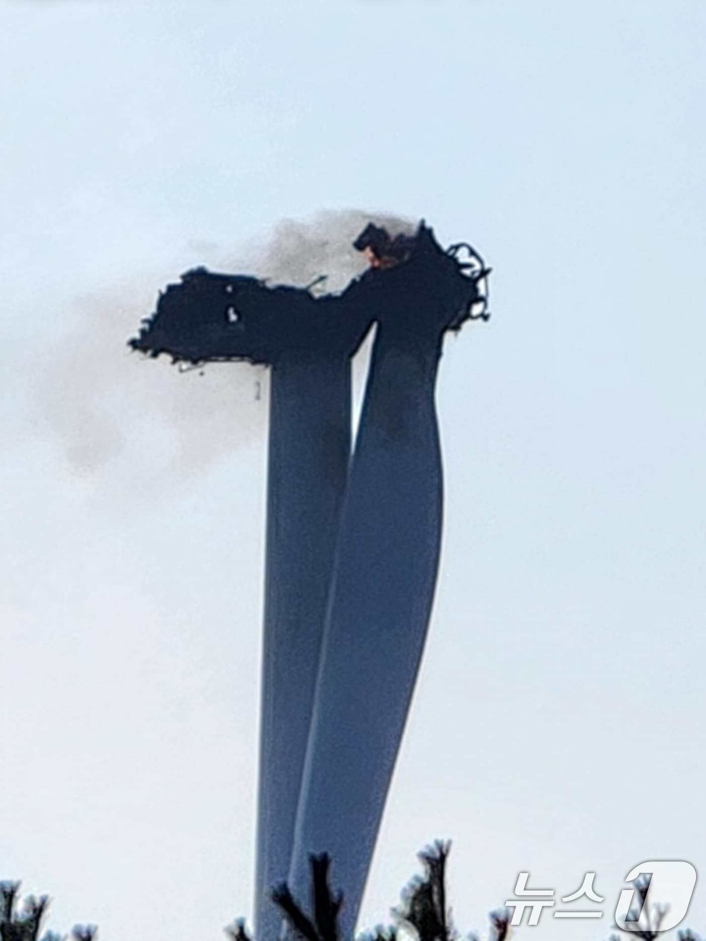 본문 이미지 - 23일 오후 1시11분쯤 경북 영덕군 대부리 풍력발전단지에 있는 발전기에서 불이 나 소방당국과 업체에서 진화작업을 벌이고 있는 가운데 발전기 프로펠러가 있던 타워부분이 불에 타 뼈대만 남아있다. (독자제공, 재판매 및 DB금지) 2026.3.23 ⓒ 뉴스1 최창호 기자