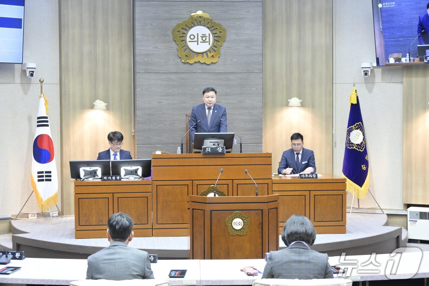 본문 이미지 -  23일 손종석 전북 순창군의회 의장이 제302회 임시회 제1차 본회의 개회를 선언하고 있다.(순창군의회 제공. 재판매 및 DB금지)/뉴스1