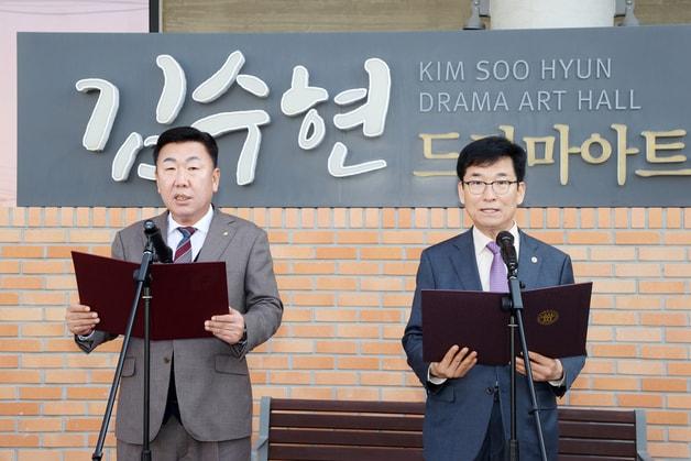 본문 이미지 - 윤건영 충북교육감(오른쪽)과 이범석 청주시장이 23일 김수현드라마아트홀에서 '책읽는 청주, 글쓰는 청주' 공동선언을 발표했다.(충북교육청 제공. 재판매 및 DB금지)