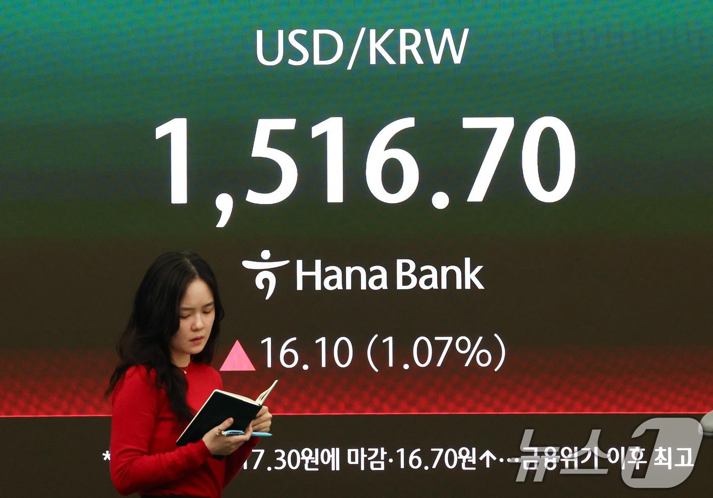 본문 이미지 - 중동분쟁 불확실성 고조로 2009년 금융위기 이후 처음으로 원·달러 환율이 1510원을 돌파한 23일 오후 서울 중구 하나은행 딜링룸 전광판에 원·달러 환율이 표시되어 있다.  2026.3.23 ⓒ 뉴스1 최지환 기자