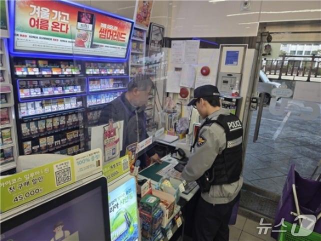 본문 이미지 - 전주덕진경찰서 아중지구대가 관내 현금 취급 업소를 대상으로 장난감 지폐 확인 예방 교육을 진행하고 있다.(덕진경찰서 제공. 재판매 및 DB금지)