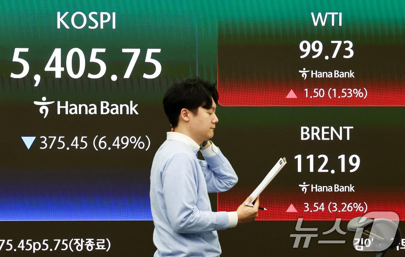 본문 이미지 - 중동분쟁 불확실성 고조로 국제유가가 급등하고 있는 23일 오후 서울 중구 하나은행 딜링룸 전광판에 국제 유가 선물이 표시되어 있다. 2026.3.23 ⓒ 뉴스1 최지환 기자