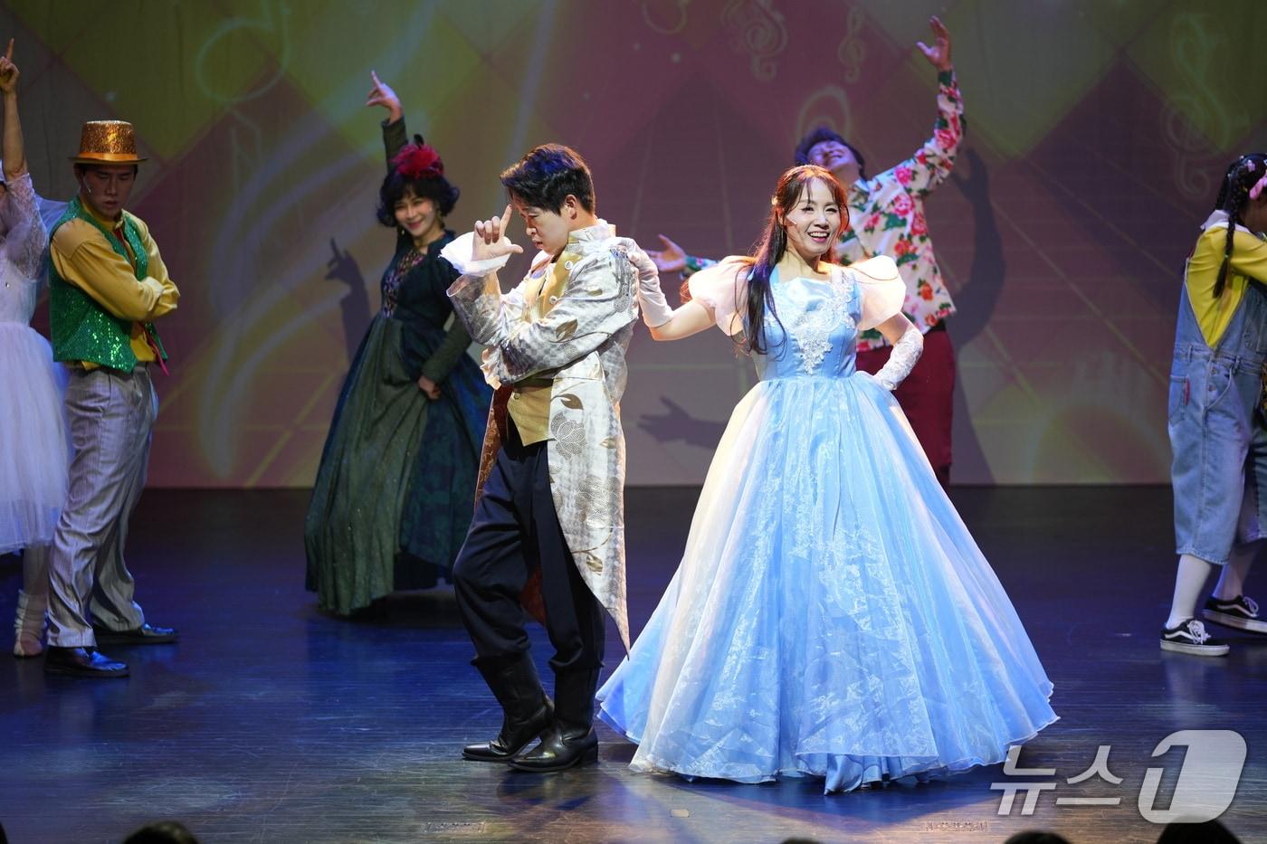 본문 이미지 - '신데렐라: 너의 뜻대로' 공연 장면.(부산문화회관 제공. 재판매 및 DB 금지)