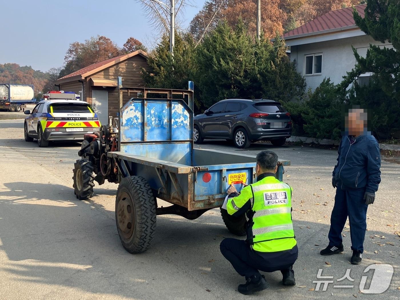 본문 이미지 - 경찰이 경운기에 시인성 향상 물품을 부착하고 있다.(경북경찰청 제공.재판매 및 DB 금지)2026.3.23/뉴스1