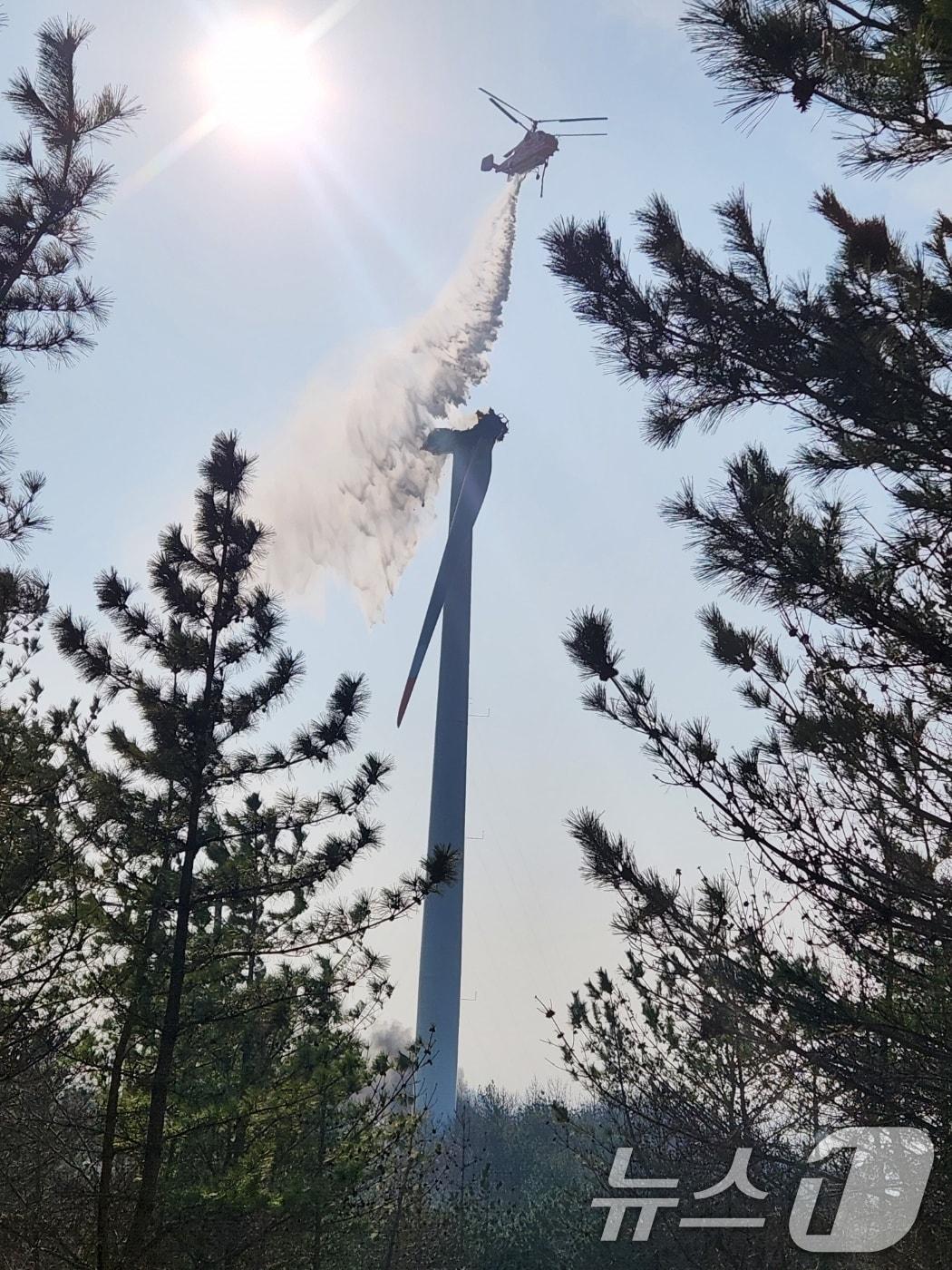 본문 이미지 - 23일 오후 1시 11분쯤 경북 영덕군 창포리 풍력발전단지 내 풍력발전기에서 불이나 산림진화 전문 헬기로 진화작업을 벌이고 있다.2026.3.23 ⓒ 뉴스1 최창호 기자