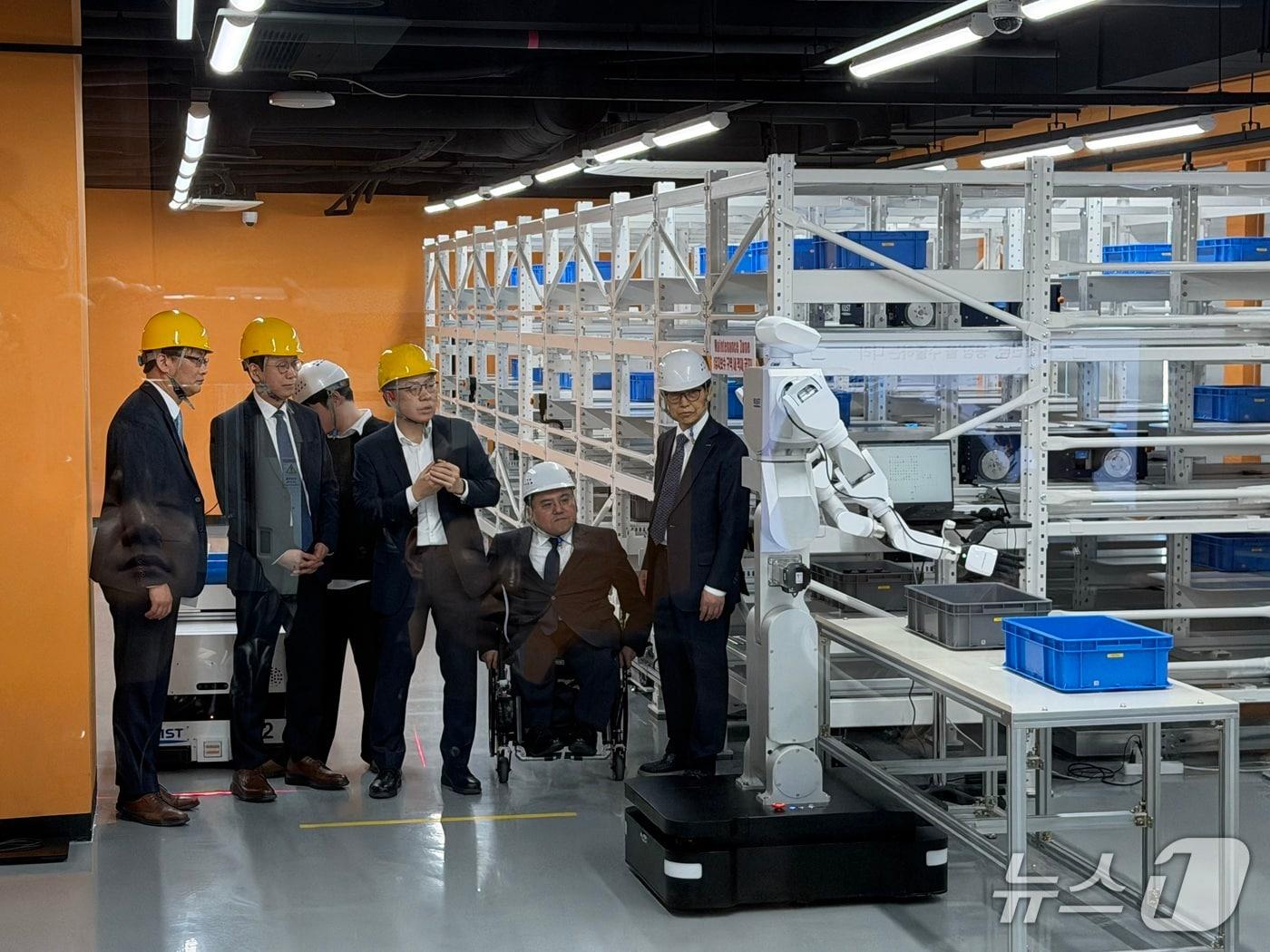 본문 이미지 - 배경훈 부총리 겸 과학기술정보통신부 장관이 23일 대전 한국과학기술원(KAIST)에서 '피지컬 AI 사전검증 사업 성과 현장'을 방문했다. 2026.3.23 ⓒ 뉴스1 이기범 기자