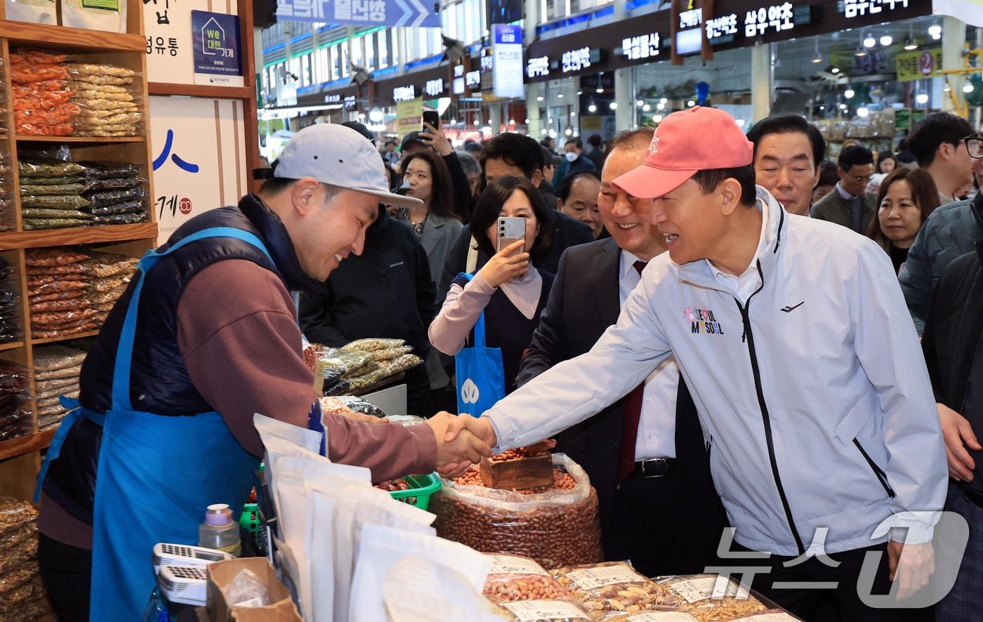 본문 이미지 - 오세훈 서울시장이 23일 서울 동대문구 경동시장에서 청량리 전통시장 혁신사업 현장방문을 하고 있다. 2026.3.23 ⓒ 뉴스1 이호윤 기자