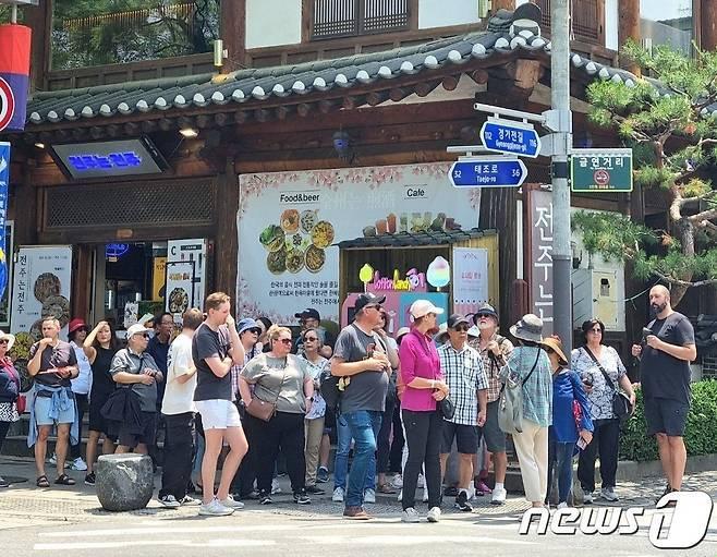 본문 이미지 - 전주한옥마을을 찾은 외국인 관광객들,/뉴스1DB