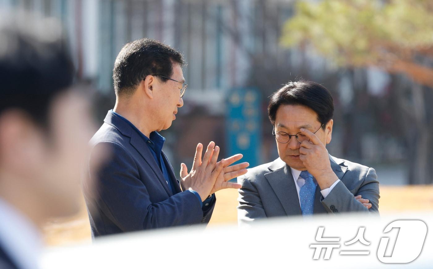 본문 이미지 - 강기정, 신정훈 더불어민주당 전남광주통합특별시장 후보가 23일 천주교 광주대교구를 방문한 후 대화를 나누고 있다. 2026.3.23 ⓒ 뉴스1 김태성 기자