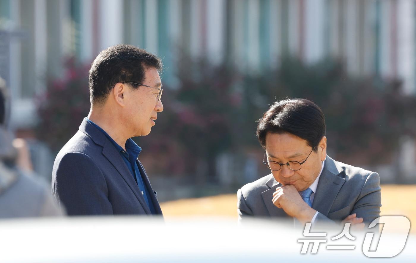 본문 이미지 - 강기정, 신정훈 더불어민주당 전남광주통합특별시장 후보가 23일 천주교 광주대교구를 방문한 후 대화를 나누고 있다. 2026.3.23 ⓒ 뉴스1 김태성 기자