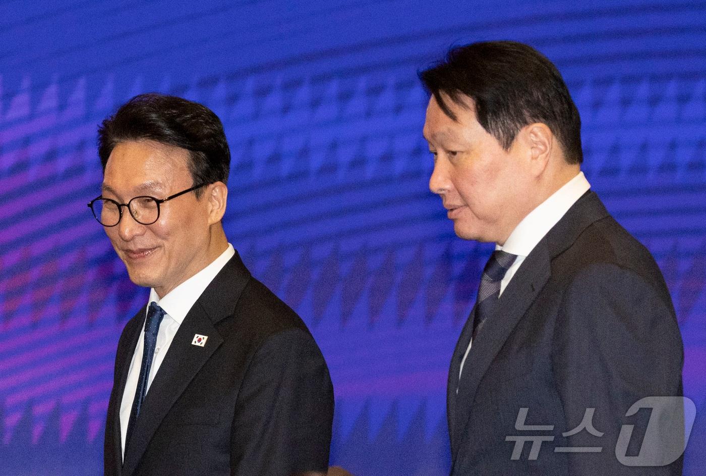 본문 이미지 - 김민석 국무총리와 최태원 대한상공회의소 회장이 23일 서울 중구 대한상공회의소에서 열린 K-국정설명회에서 참석하기 위해 이동하고 있다. (공동취재) 2026.3.23 ⓒ 뉴스1 박정호 기자