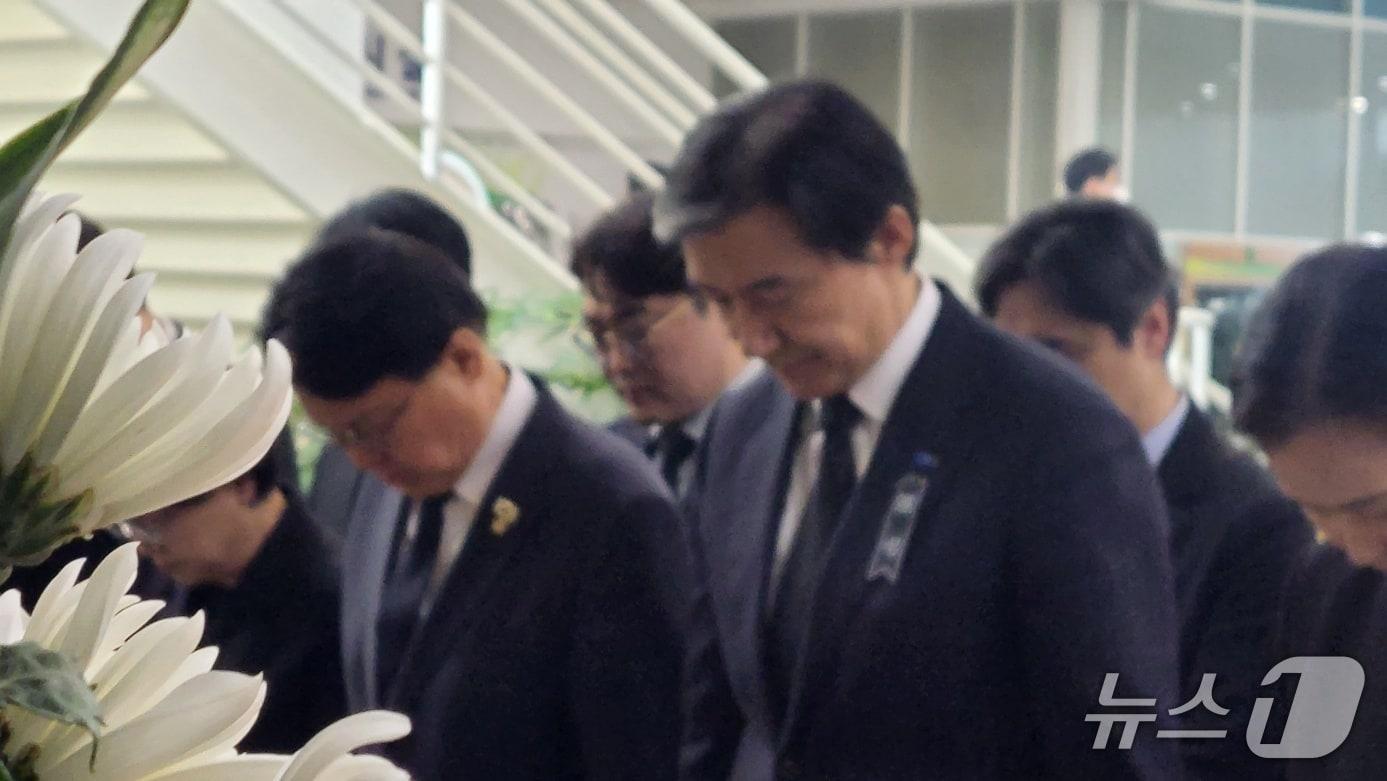 본문 이미지 - 조국혁신당 조국 대표가 23일 오후 대전시청 1층 로비에 마련된 대덕구 안전공업(주( 화재 희생자 합동분향소를 찾아 조문하고 있다. (박종명 기자) / 뉴스1