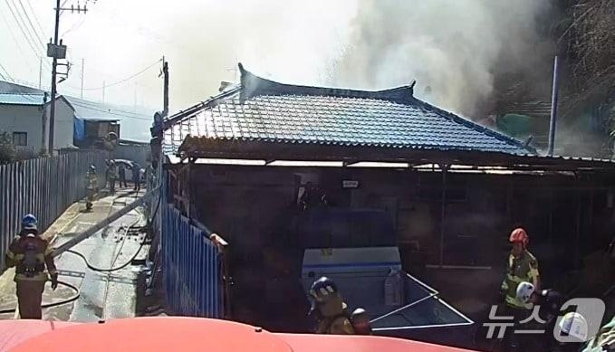 본문 이미지 - 23일 오전 10시 6분께 전북 군산시 개정면의 한 단독주택에서 불이 났다.(전북소방본부 제공. 재판매 및 DB금지)