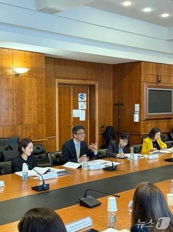 본문 이미지 - 이규호 외교부 개발협력국장이 지난 18일 프랑스 파리에서 카르스텐 스타우어 OECD 개발원조위원회 의장 등과 면담했다. 2026.03.23.(외교부 제공)