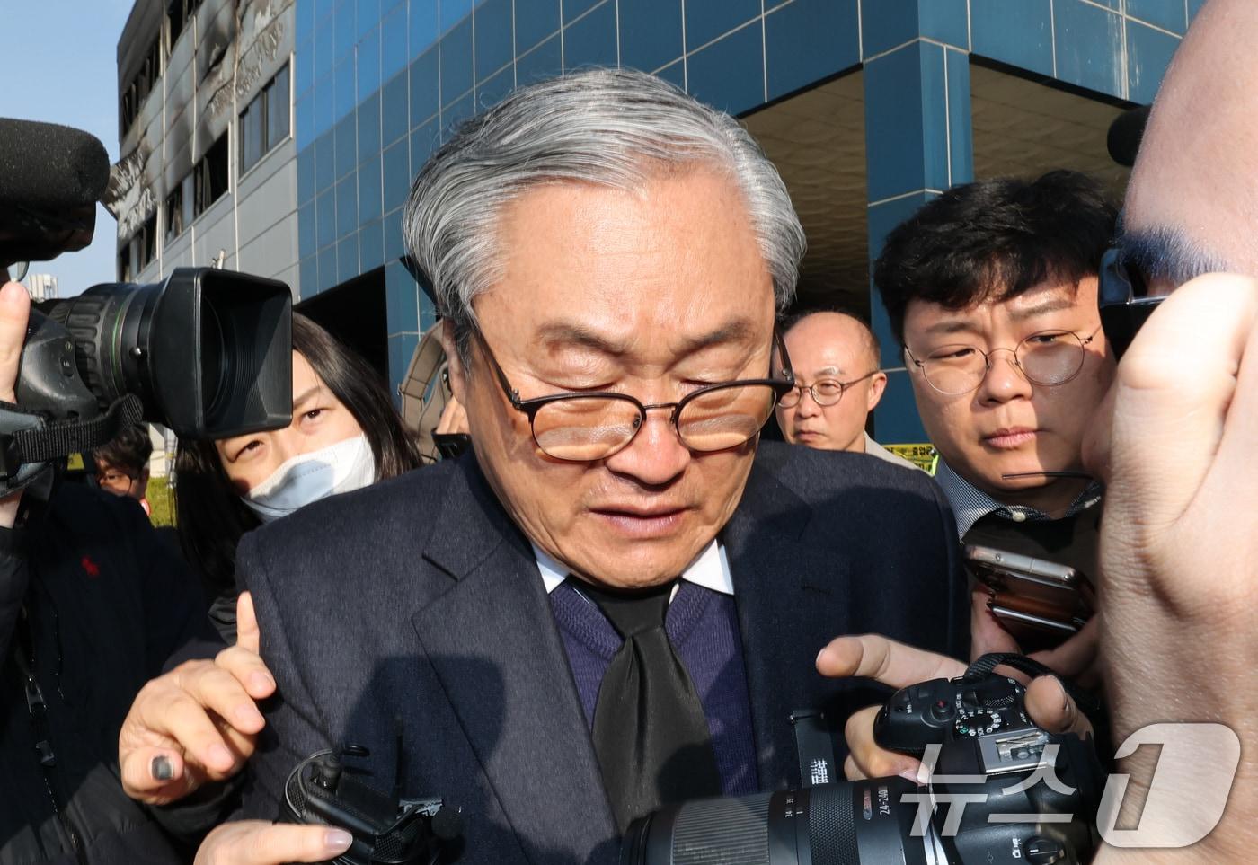 본문 이미지 - 손주환 안전공업 대표가 23일 경찰·대전노동청 관계자들이 화재로 74명의 인명피해가 발생한 대전 대덕구 안전공업에 대해 압수수색을 진행하는 안전공업 사무실을 나서고 있다. 2026.3.23 ⓒ 뉴스1 김기태 기자